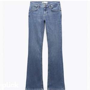 Supersnygga blå low waist bootcut jeans från zara. Som nya, använda ett fåtal gånger men syns inte. Jättesnygga!!! Tryck på köp nu!H Hör gärna av er vid intresse!❤️🥰🤗Strl 32- men skulle säga att de passar strl 34 också!