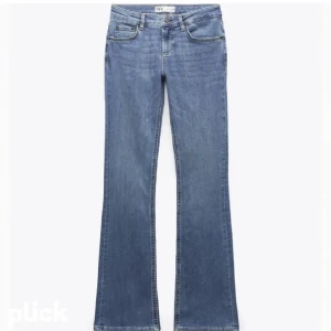 Zara low waist bootcut - Supersnygga blå low waist bootcut jeans från zara. Som nya, använda ett fåtal gånger men syns inte. Jättesnygga!!! Tryck på köp nu!H Hör gärna av er vid intresse!❤️🥰🤗Strl 32- men skulle säga att de passar strl 34 också!