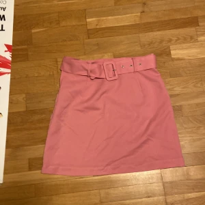 Rosa kjol!  - Fin rosa kjol med ett bälte! 