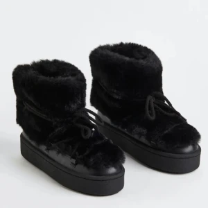 Vinterskor HM - Köpta och använda förra vintern🖤