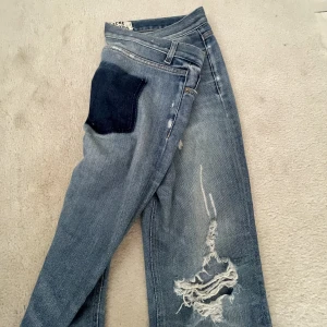 Acne jeans - Säljer mina assnygga acne jeans. Har själv sytt in de så de blev ännu mer lowwaist än vad de var från början. Ascoola bakfickor. Använt skick men mycket kvar och ge :)