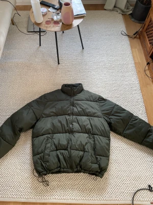 Grön Pufferjacka - XXXXL - Stor grön pufferjacka från Atlant  Passar lite för stort på mig  Mvh