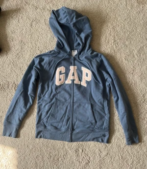 Fin zip-up tröja från GAP - Jättefin zip-up tröja från GAP, den är använd typ en gång så den är i gott skick✨
