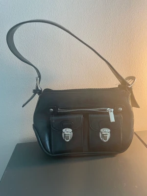 Väska - Väska från Åhléns!!! Jätte bra skick cool o snygg t hösten!! Köp gärna via köp nu