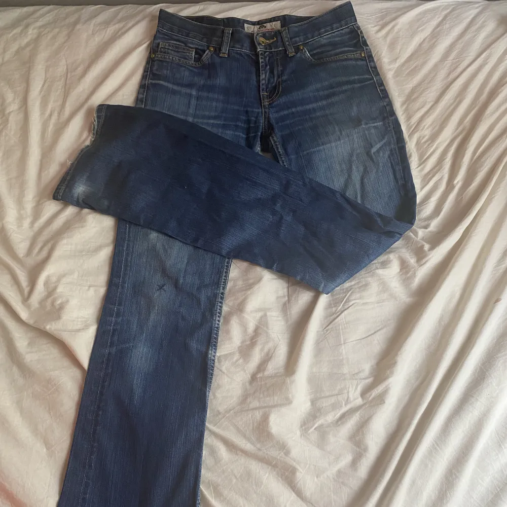 Superfina Bootcut och lågmidjade jeans från fornarina. har ett litet kryss ritat med spritpenna på ena knät men syns knappt☺️jeansen passar bra på mig till längd och storlek, jag är 169cm och har storlek S.. Jeans & Byxor.