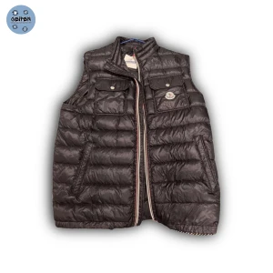 Moncler väst - Moncler väst | - mycket bra skick - storlek L - nypris runt 8000kr - vårt pris 4599 SEK - hör av dig om du har några frågor!