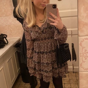 Klänning, Zara - Superfin klänning från Zara. Klänningen är använd 1 gång och är i jätte bra skick. ⭐️🍂 Lånade bilder eftersom klänningen tyvärr är för liten för mig💗