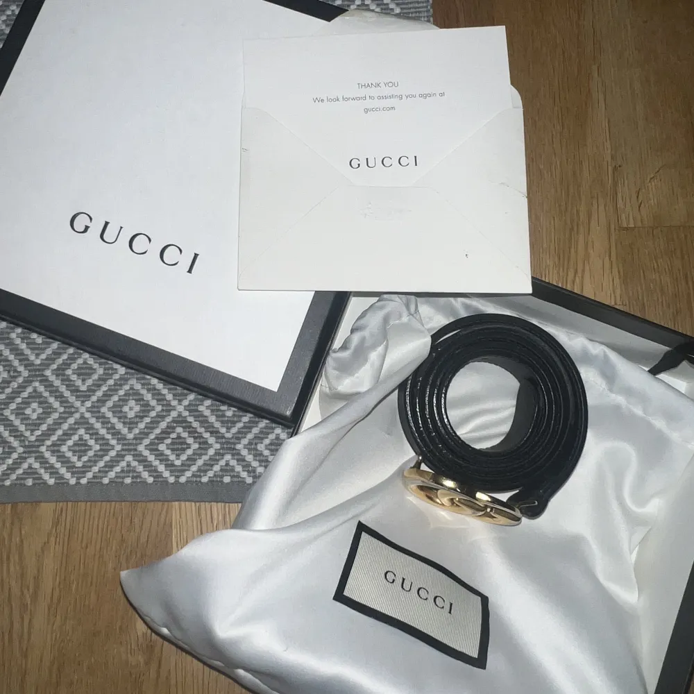 Super fint svart läder Gucci skärp men guld detalj! Köpte från deras hemsida år 2018 för 3600:-. Har några skalvanker på sidorna men ej något som syns! Fråga efter fler bilder!💞☺️skärpet är justerbart och 110 cm långt!🫶🏻. Övrigt.