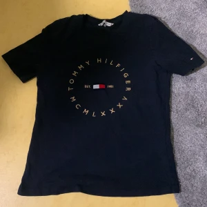 Tommy Hilfiger t shitt - Använd någon gång bara, säljer den då ja inte använder den längre