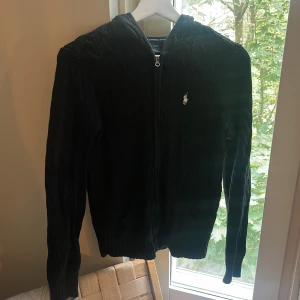 Stickad tröja  - Cool stickad tröja från Ralph Lauren. Använd ett fåtal gånger 