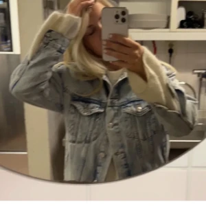 Jeansjacka  - Säljer denna snygga jeansjacka från Gina!❤️ passar till allt! (Lånade bilder)