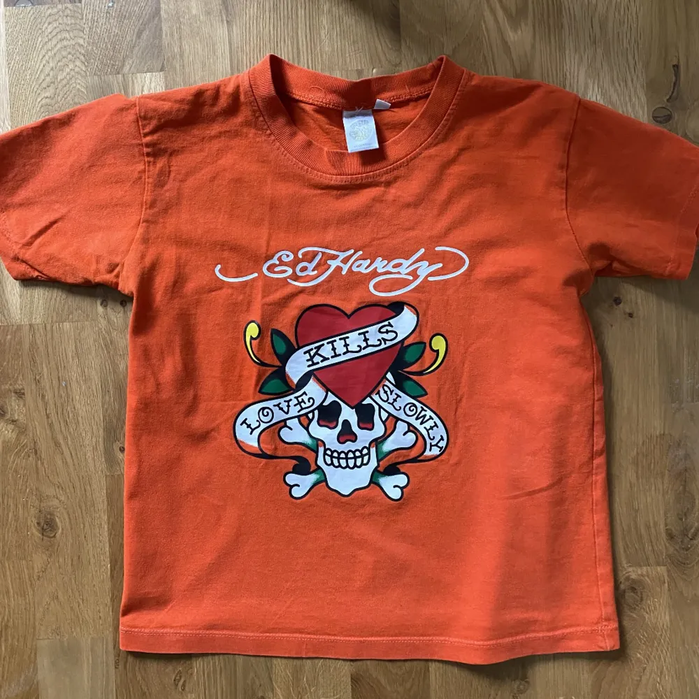 Ed hardy t-shirt. Står att den är i L men uppskattas som en XS/S. Säljs för väldigt billigt. Passa på nu när det är gratis frakt! . T-shirts.