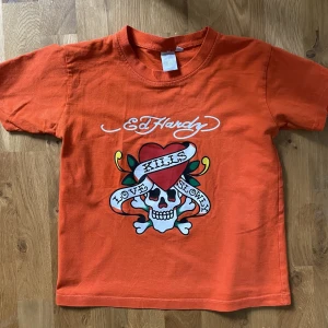 Ed hardy t-shirt - Ed hardy t-shirt. Står att den är i L men uppskattas som en XS/S. Säljs för väldigt billigt. Passa på nu när det är gratis frakt! 