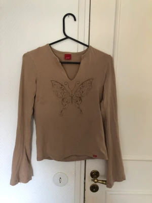 Långärmad tröja  - En superfin långärmad tröja från esprit, perfekt till hösten!  Men härligt material och den är  vid i armarna!🥰(köpt secondhand)