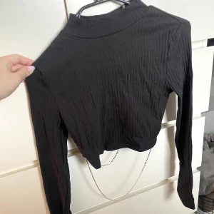 Topp - Superfin topp med snygga detaljer på ryggen, helt oanvänd storlek S