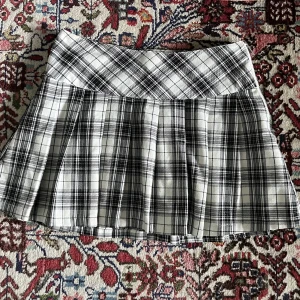 Pleated mini skirt - En minikjol som är vit med svart, grå och silver rutor. Den blev tyvärr för liten för mig men är fint skick och riktigt snygg! Skriv gärna i kommentarerna eller direkt till mig om du undrar något eller vill ha fler bilder!<3