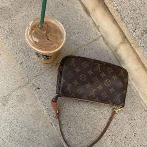 Säljer min Louis Vuitton väska köpt via Vestaire Collective. Vid köpet har äkthetskontroller m.m genomförts. Väskan är vintage och i superfint skick. Inget inuti som är trasigt eller några repor, endast lite avskavt på dragkedjan.