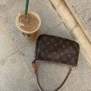 Vintage Louis Vuitton - Säljer min Louis Vuitton väska köpt via Vestaire Collective. Vid köpet har äkthetskontroller m.m genomförts. Väskan är vintage och i superfint skick. Inget inuti som är trasigt eller några repor, endast lite avskavt på dragkedjan.