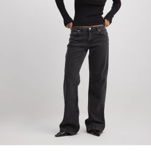 Jeans NAKD - dessa superfina jeans från nakd, säljer pga att jag aldrig använder ): långa på mig som är 178cm ❤️‍🔥