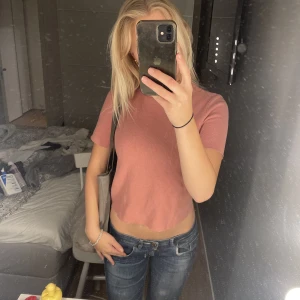 Stickad t-shirt - Super fin rosa t-shirt från zara som tyvärr är för liten för mig, skulle säga att den passar en xs💓