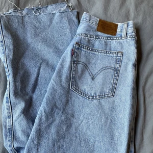 Levis ribcage wide leg 31 - Ett par avklippta oversized jeans från Levis. På mig som är 167 cm går dem ovanför fötterna därav stämmer inte längden 34.  L: 34, W: 31  Nypris 1319 kr, mitt pris 600 kr + frakt 🤍