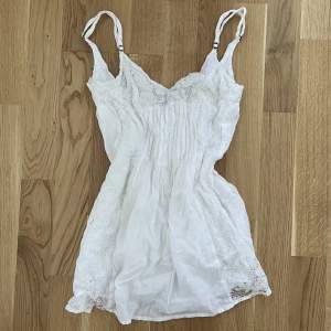 Jättefint vitt linne/kort klänning från Holloster! Plagget är i storlek XS och använda fåtal gånger! 💓