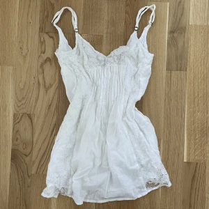 Vitt linne - Jättefint vitt linne/kort klänning från Holloster! Plagget är i storlek XS och använda fåtal gånger! 💓