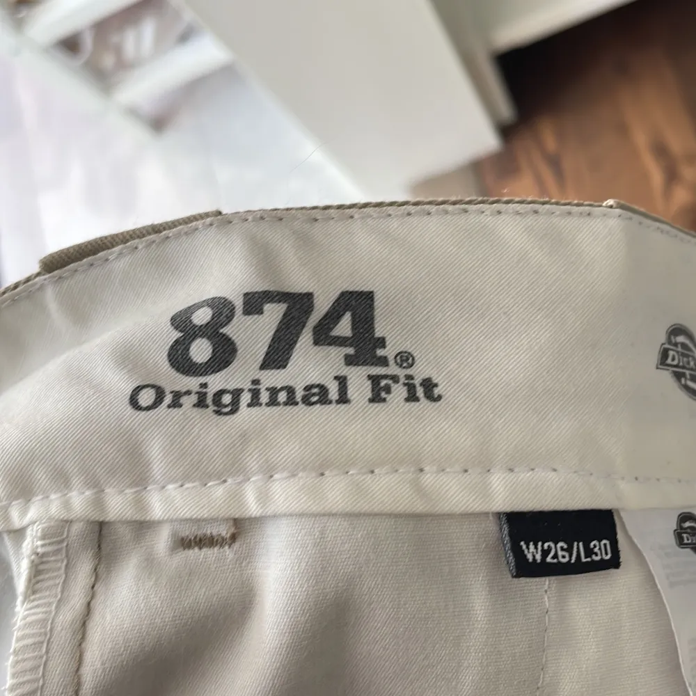 Jättefina beige byxor från dickies! Har inte kommit till användning särskilt mycket. Skulle säga att det är storlek xs/xxs på byxorna☺️ (Byxorna är uppsydda för att passa mig som är 153!!!). Jeans & Byxor.