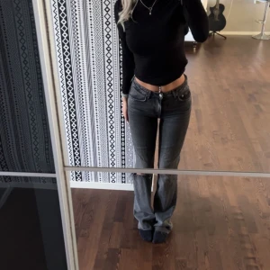 Jeans!!  - Gråa jeans med hål på knät, försmå för mig därför säljer jag dessa!! 