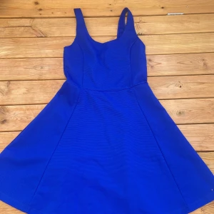 Klänning - Blå klänning från H&M Aldrig använd men prislappen sitter inte kvar