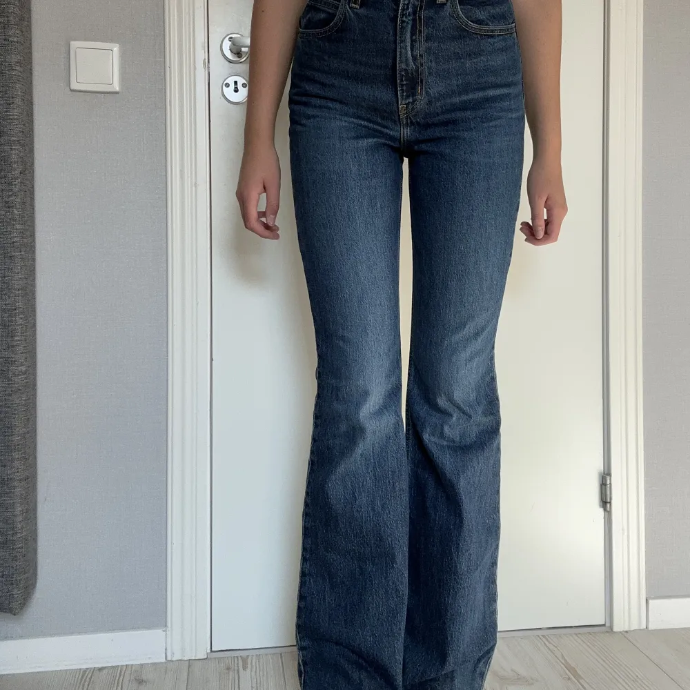 Säljer mina högmidjade jeans från Levi’s. De är i nyskick och använda fåtal gånger. Nypris: 1300 kr Nu: 250 kr. Jeans & Byxor.