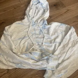 en vit grå blå cropped hoodie
