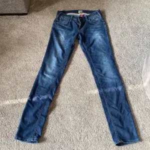 Blåa low only jeans 💗superfina jeans i mycket bra skick! säljer då dom är för långa för mig och lite stora i midjan. waist-28, lenght-34 🩷