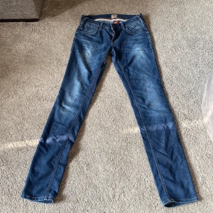 Only Jeans - Blåa low only jeans 💗superfina jeans i mycket bra skick! säljer då dom är för långa för mig och lite stora i midjan. waist-28, lenght-34 🩷