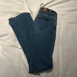 Low flare jeans - Säljer ett par superfina low waist flared jeans från bikbok i storlek waist: S och length: 31 pga att de inte passar mig.💞