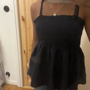 Mörkblå topp - Säljer en jätte söt marinblå topp💕