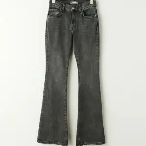 Säljer mina lågmidjade bootcut jeans från Gina då de inte kommer till användning ❤️ skriv om ni har några frågor mm..💕
