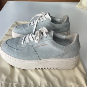 Axel arigato sneakers str 38 - Säljer mina Axel arigato sneakers, pga för små. Använda ca 4 gånger 
