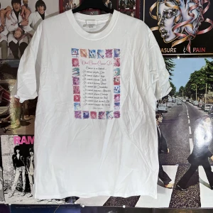 Vintage T-shirt  - Snygg vintage tröja med tryck! Inga defekter:) dm vid frågor