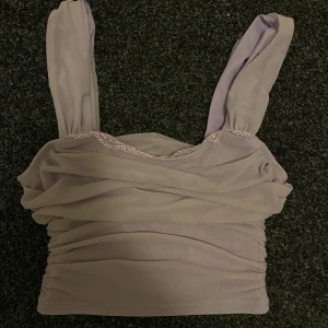 Linne med spets - Lila linne med lite spets, kort i modellen. Aldrig använd.