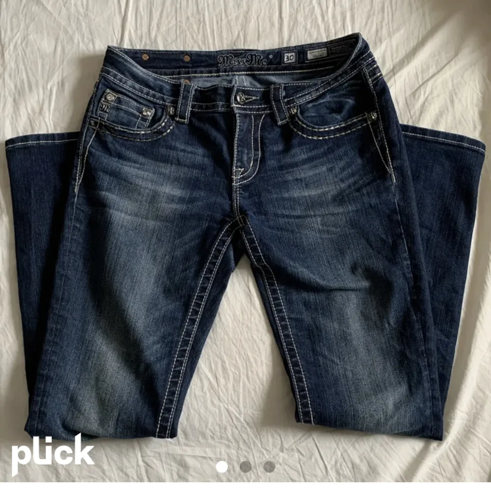 Söker miss me jeans som ska ha midjemått på:33-37cm är en och 163 typ men kan sy upp själv om de är för långa vill inte att de ska säljas för dyra 💕. Jeans & Byxor.