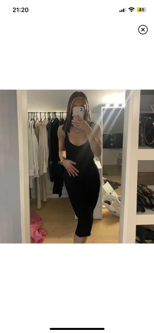 Svart ribbad klänning - Superskön svart ribbad klänning perfekt till hösten