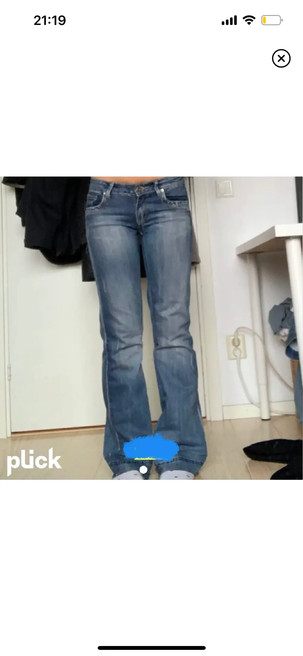 Lägger upp mina jätte snygga jeans igen! Köptes på plick men passar tyvärr inte längre❣️är lite osäker på storlek så skriv för måt, men tjejen på bilden är 167💕Jeansen är även uppsprätta och insydda av hon jag köpte de av! Knappen e lite lös. Jeans & Byxor.
