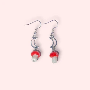 svamp örhängen 🍄 - Säljer dessa örhängen med svampar 🍄 och 🌙! krokar i sterling silver 925🙌 pris 49kr styck, 15kr frakt vid köp genom swish privat, annars plicks fraktalternativ 💛 GRATIS frakt vid köp av tre par örhängen från min plicksida! kan vara från olika annonser! 🥰