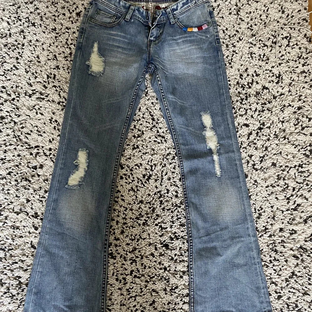 Supersnygga blåa jeans som aldrig kommit till användning då de är för små för mig:( Måtten Innerbenslängd 83cm Ytterbenslängd 105 cm Midja 36 cm. Jeans & Byxor.