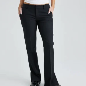 Bikbok Kostymbyxor - Kostymbyxor från bikbok. Lågmidjade och med en slit vid benen längst ner. Storlek 36 och köpt för 500 kr (tror jag)💗