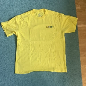 Nike t shirt - Tjena säljer min gula nike t shirt. Den är M och passar för L