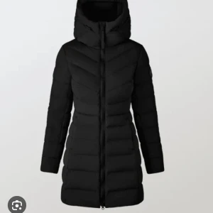Canada Goose black label - Canada goose ”clair coat” black label i storlek M (har oftast s/xs i jackor så ganska liten för sin storlek). Köpt nyligen på NK för 10 699kr (slutsåld). Säljer pga att jag vill ha en lite längre, kvitto o prislapp finns o önskar man kan jag skicka bilder