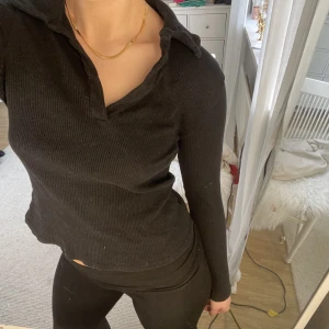 Långärmad  - Svart långärmad från mango, v-ringad med lite krage, tröjan är ribbstickad och kort i modellen💕