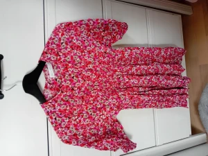 Fin blommig klänning  - Bra sick 